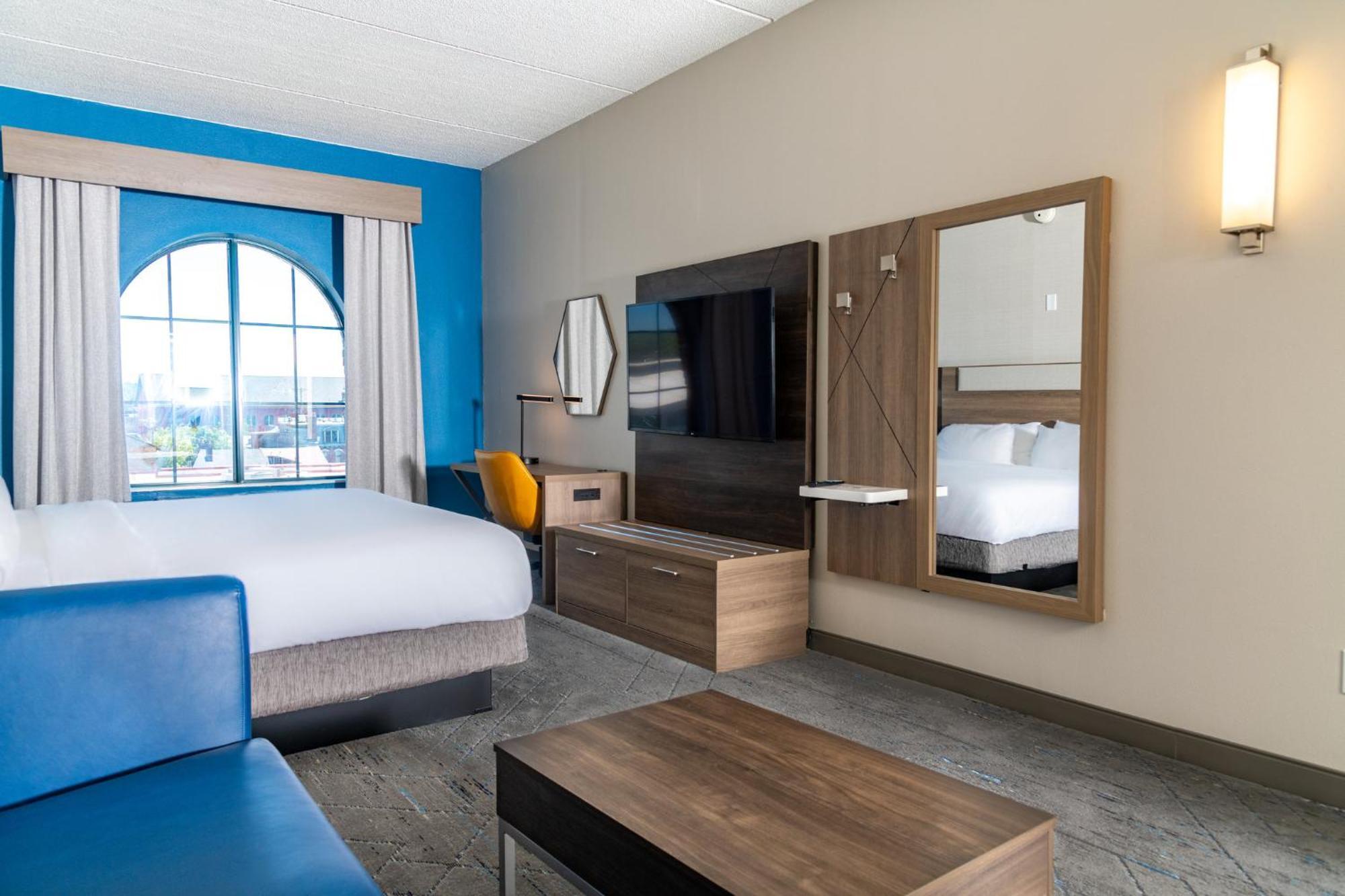 King Suite with Single Sofa Bed