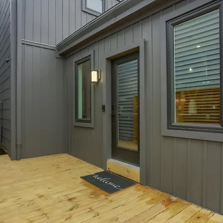 Urban Oasis Retreat With Luxury Design, Hot Tub, Fire Pit, Breathtaking Downtown & River Views-3