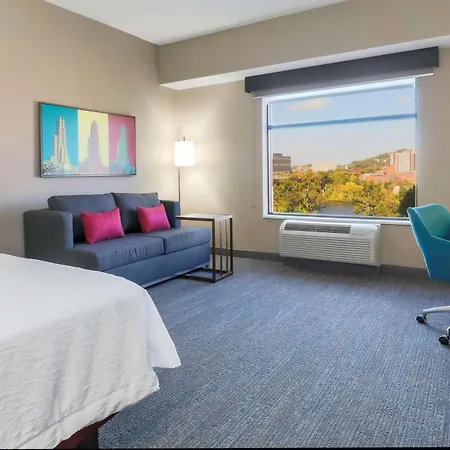 Hampton Inn & Suites Pittsburgh Downtown-3